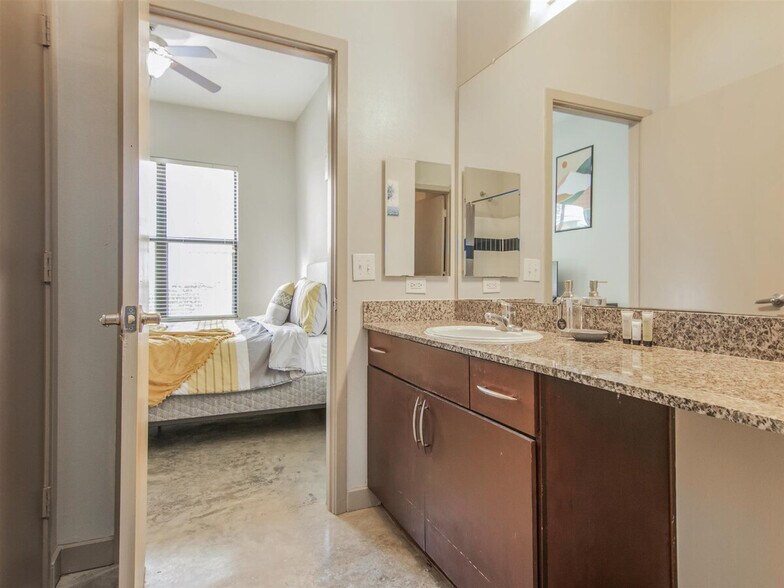 Building Photo - 2344 Camden Dr