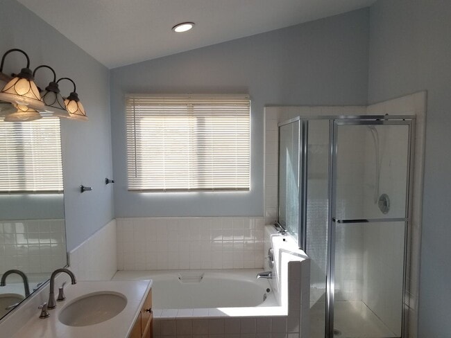 Building Photo - Nicely Renovated Home in Gated Community -...