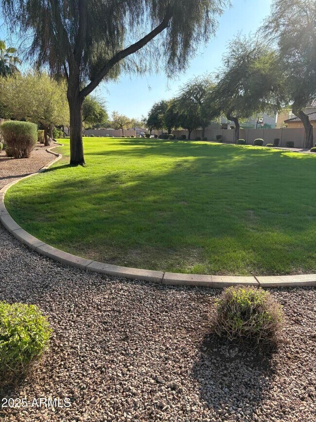 Building Photo - 2401 E Peach Tree Dr