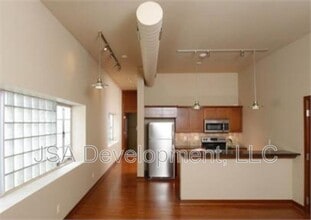 Building Photo - 606 Sycamore St