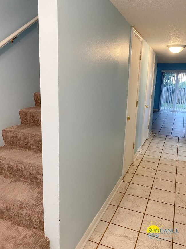 Building Photo - Great 3 Bedroom Townhouse Close to Both Ba...