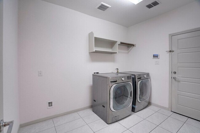 Building Photo - 5616 Monrovia Ln