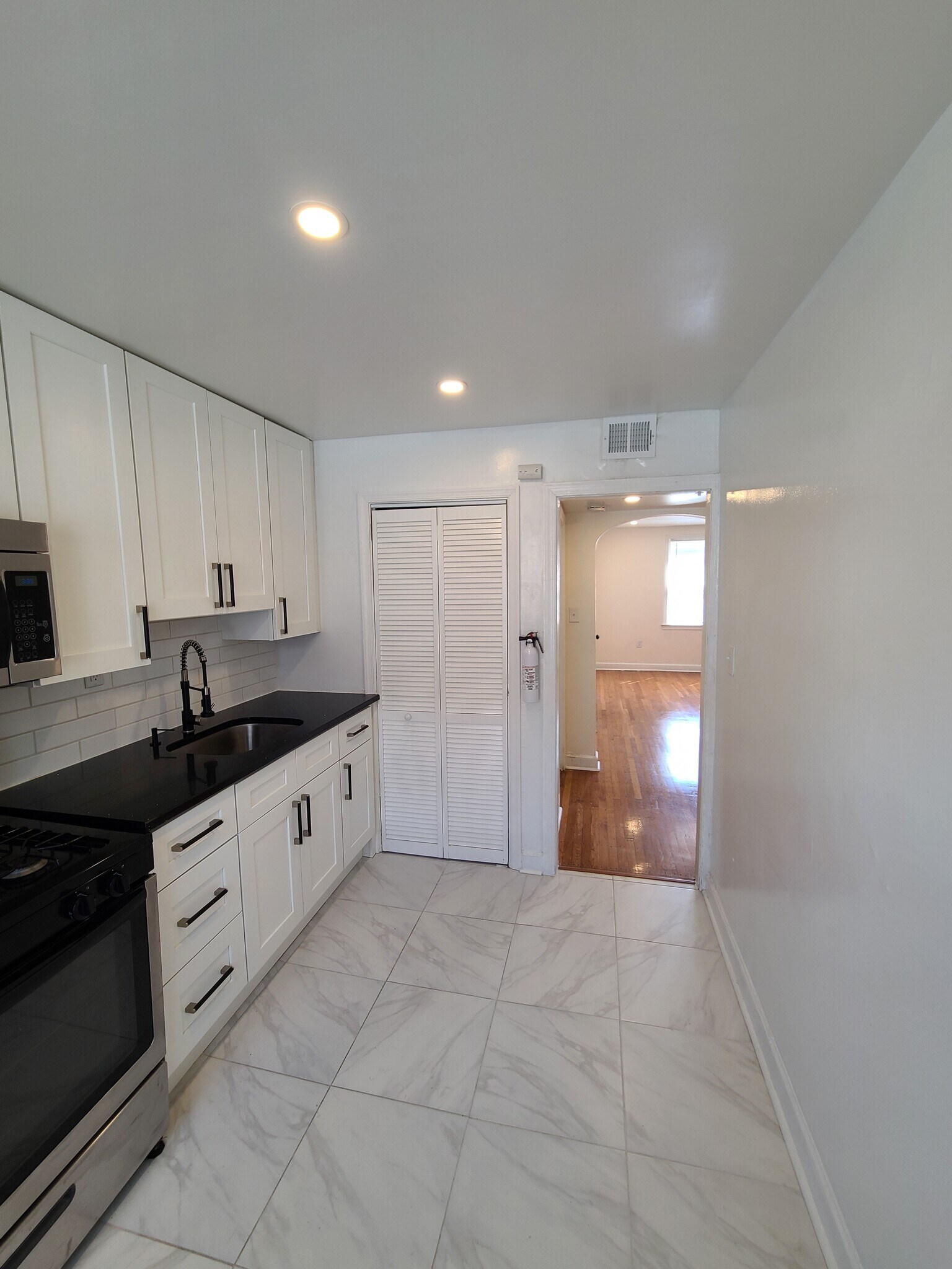 Building Photo - 6325 Gardenia St