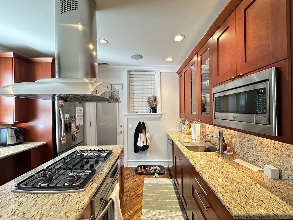 Building Photo - 1410 W Cornelia Ave