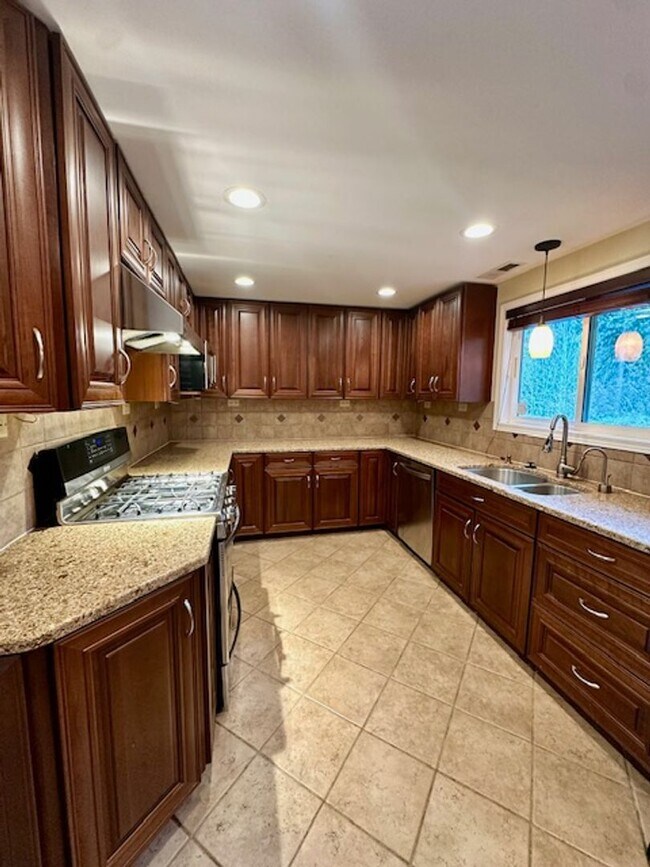 Building Photo - Private cozy rambler in the Issaquah school district