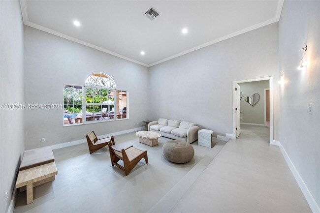 Building Photo - 1033 Almeria Ave