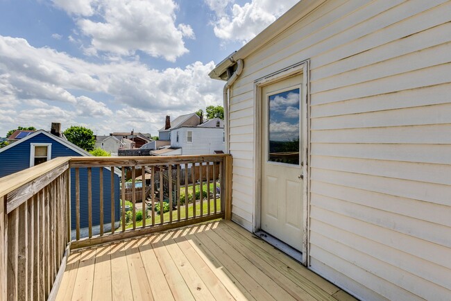 Building Photo - 2823 Cobden St