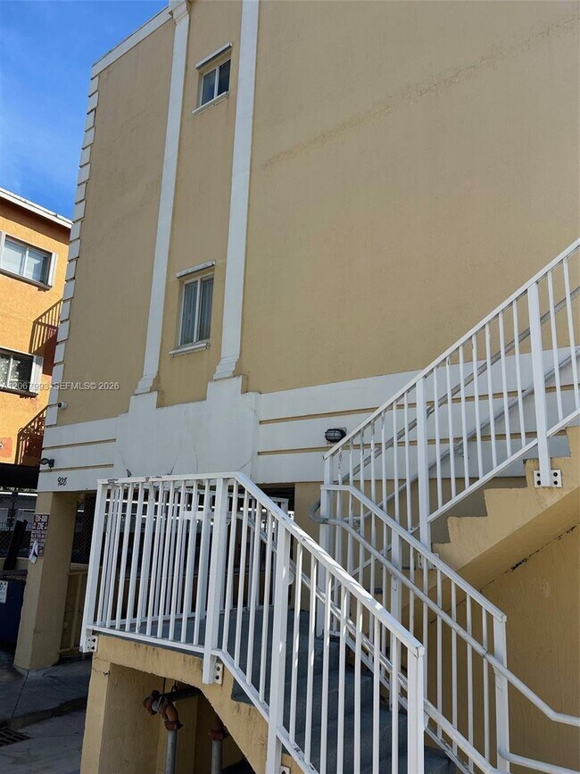 Building Photo - 928 SW 3rd St