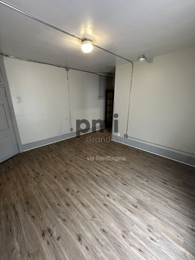 Building Photo - 601 1/2 Monroe Avenue