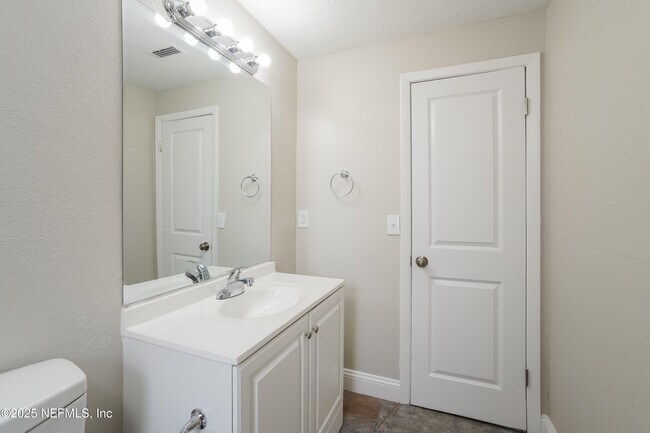 Building Photo - 583 Madeira Dr