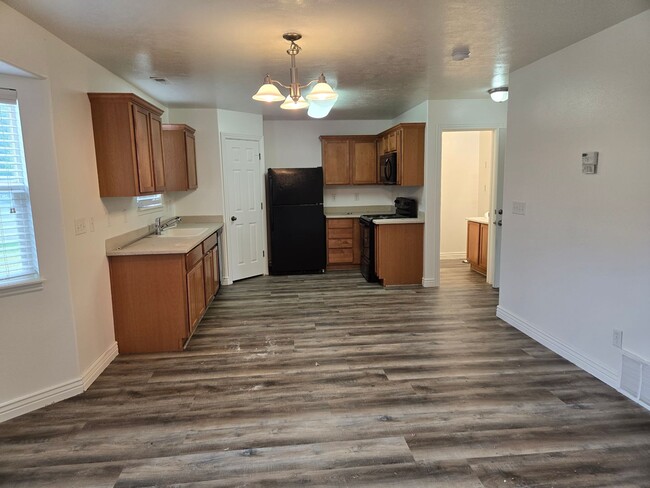 Building Photo - Beautiful 4 Bed, 2.5 Bath Townhome in Prim...