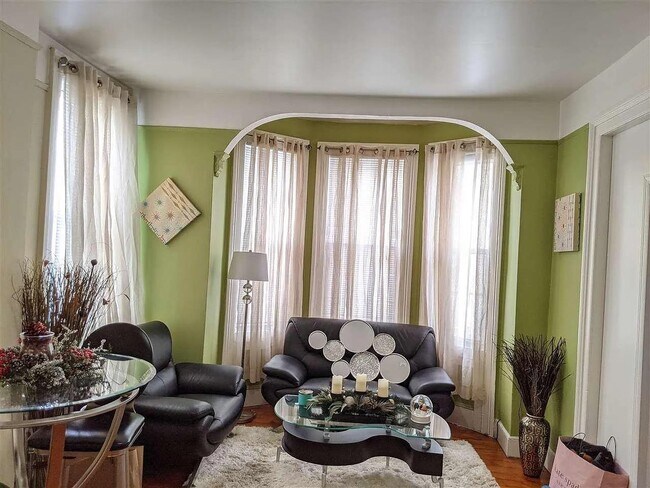 Building Photo - 41 Hutton St