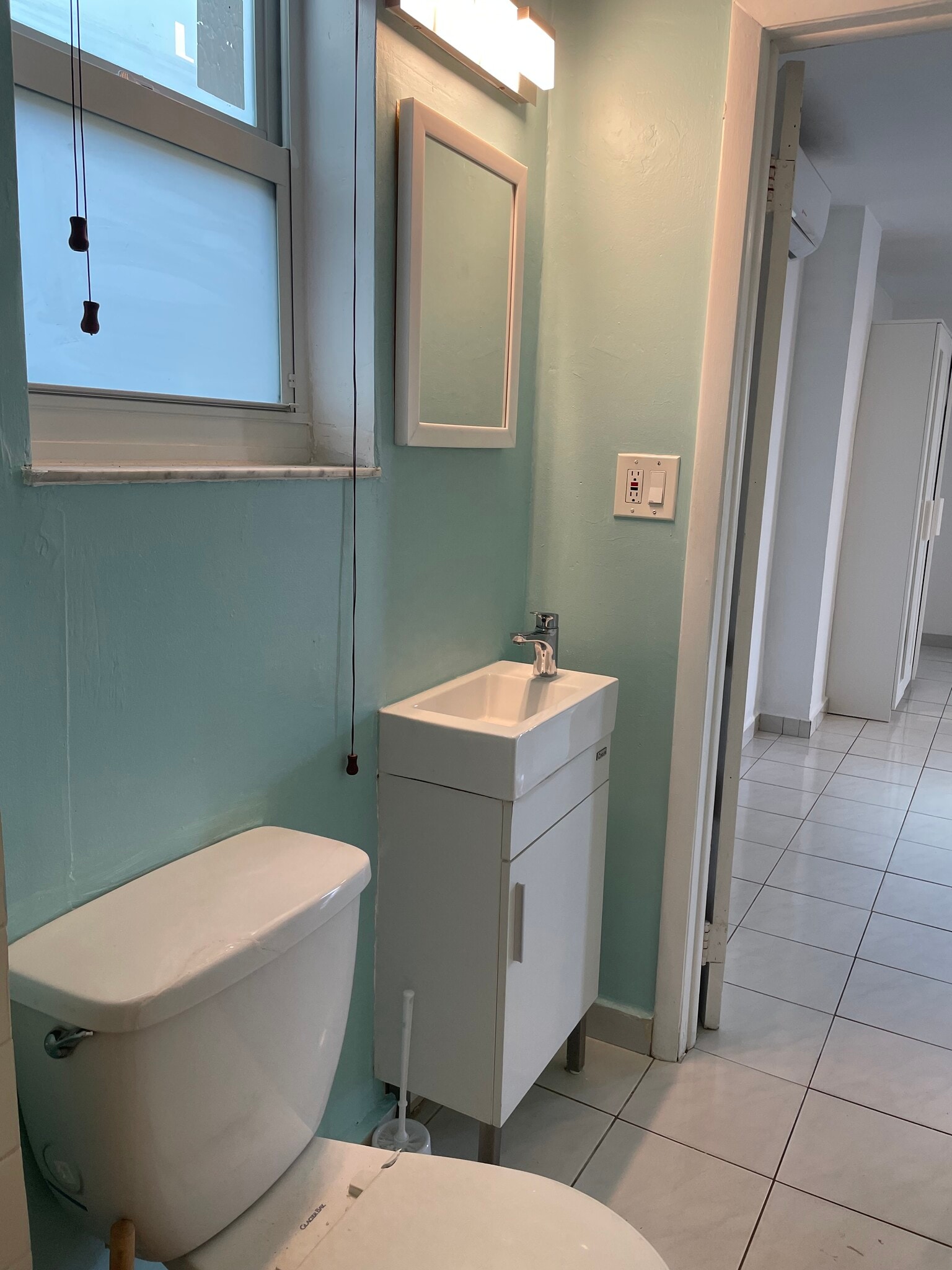 Building Photo - 1736 SW 12th St