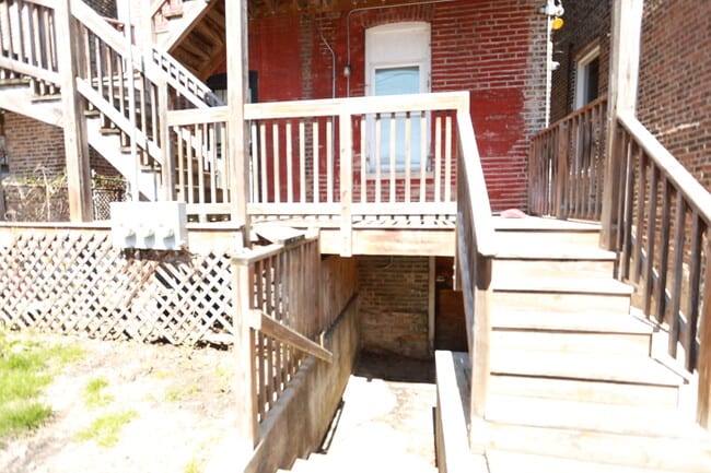 Building Photo - 637 W 59th St