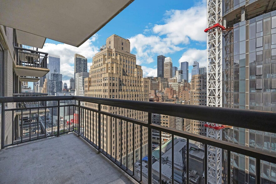 Building Photo - 64B W 37th St