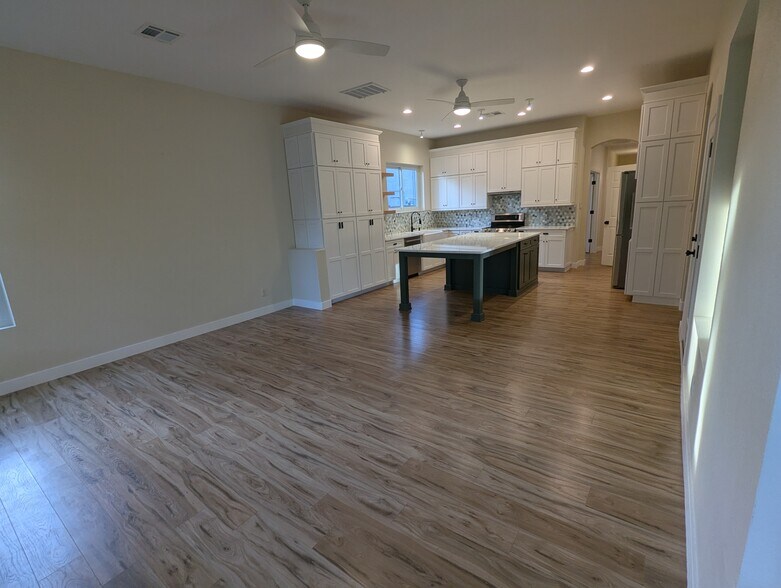 Building Photo - 267 E Smoke Tree Rd