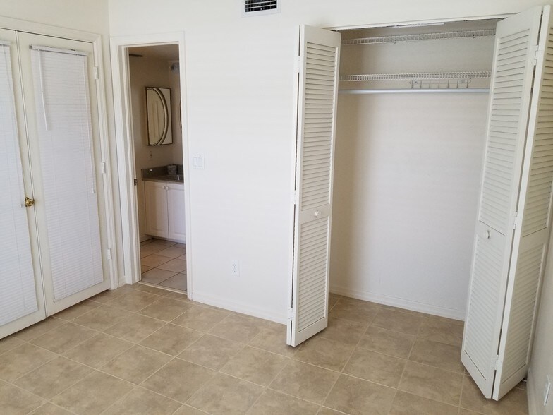 Building Photo - 1385 Mainsail Dr