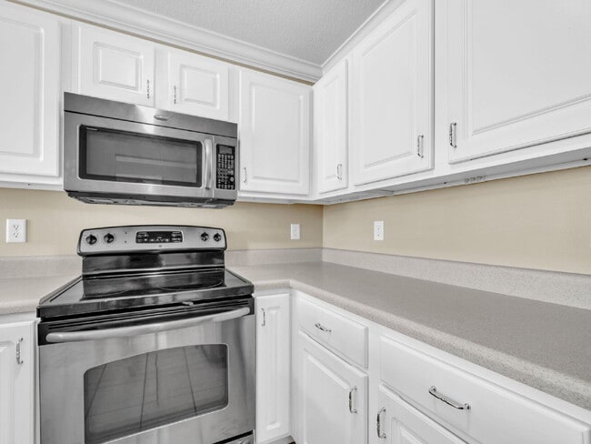 Building Photo - Charming 2-Bedroom Townhouse Retreat on Sc...