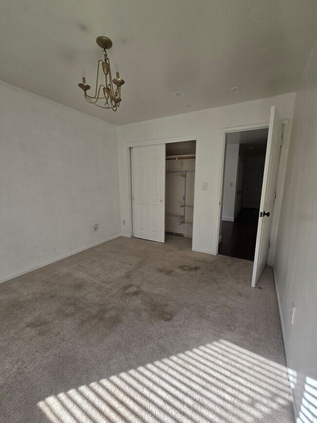 Building Photo - 3 BR 2 BA Available Now