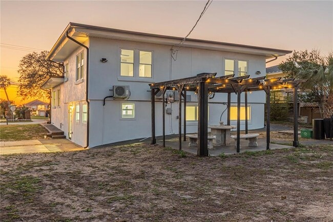 Building Photo - 2061 S Peninsula Dr