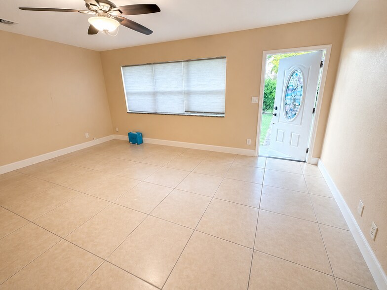 Building Photo - 740 Aspen Rd