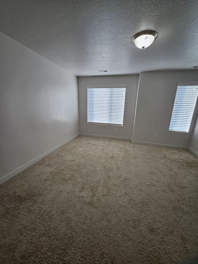 Building Photo - 4 Bedroom Town Home for Rent