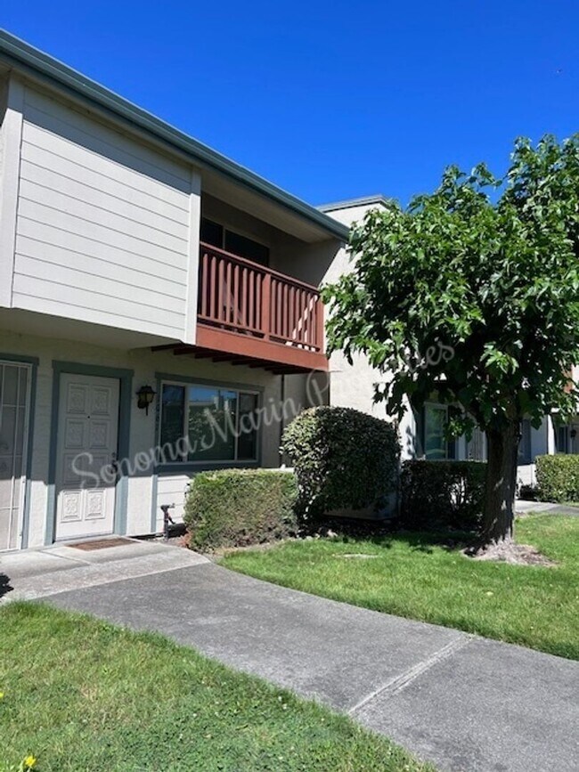 Building Photo - Spacious 2 bedroom, 1.5 bath condo in Ever...