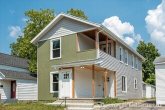 Building Photo - Like New 2BR Upper