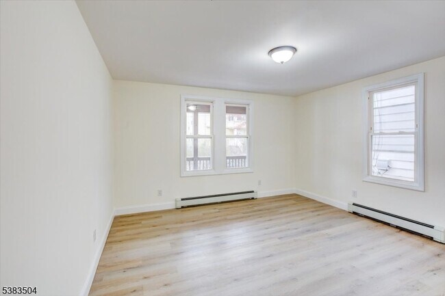 Building Photo - 546 Morris St