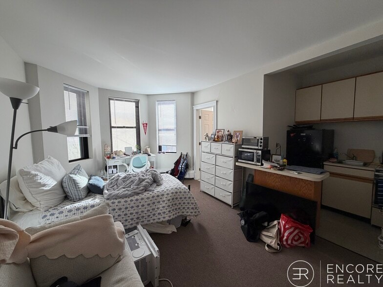 Building Photo - 843 Beacon St