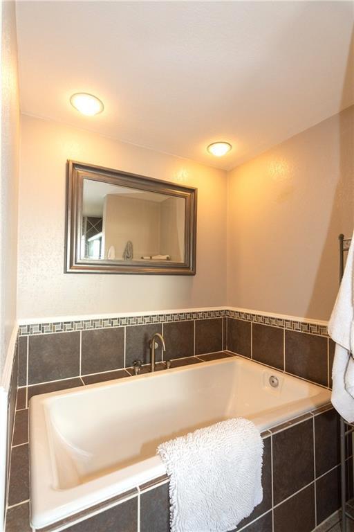 Building Photo - 4802 Summerset Trail