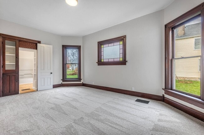 Building Photo - 4 Bed 3 Bath Single Family Home Available in Dayton*