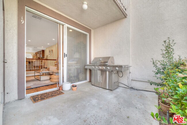 Building Photo - 5624 Las Virgenes Rd