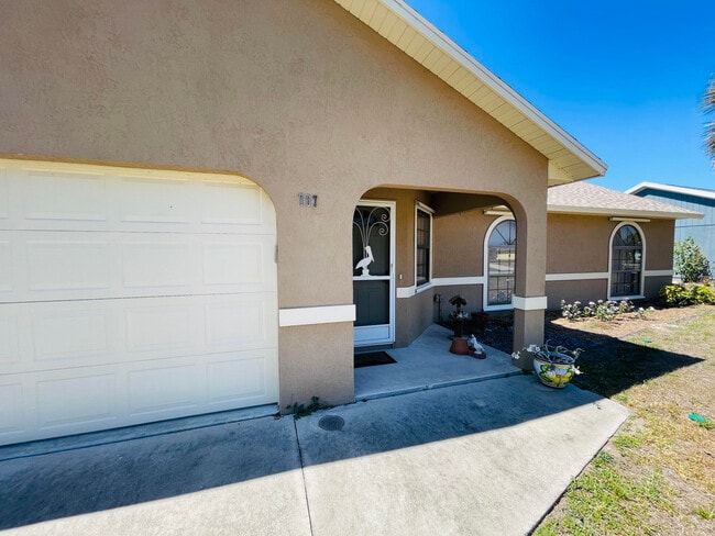 Building Photo - 757 Tulip Dr