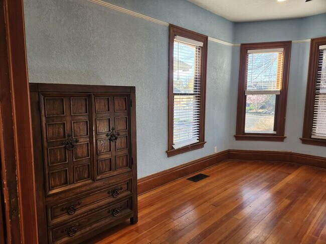Building Photo - XL 1 bed 1 bath apartment downtown