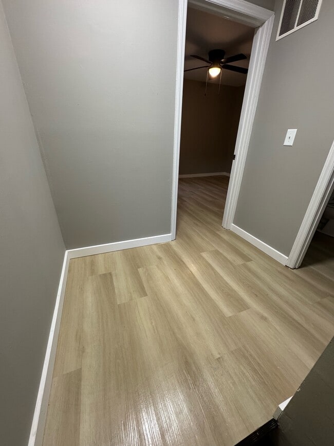 Building Photo - 123 Aqua Ct