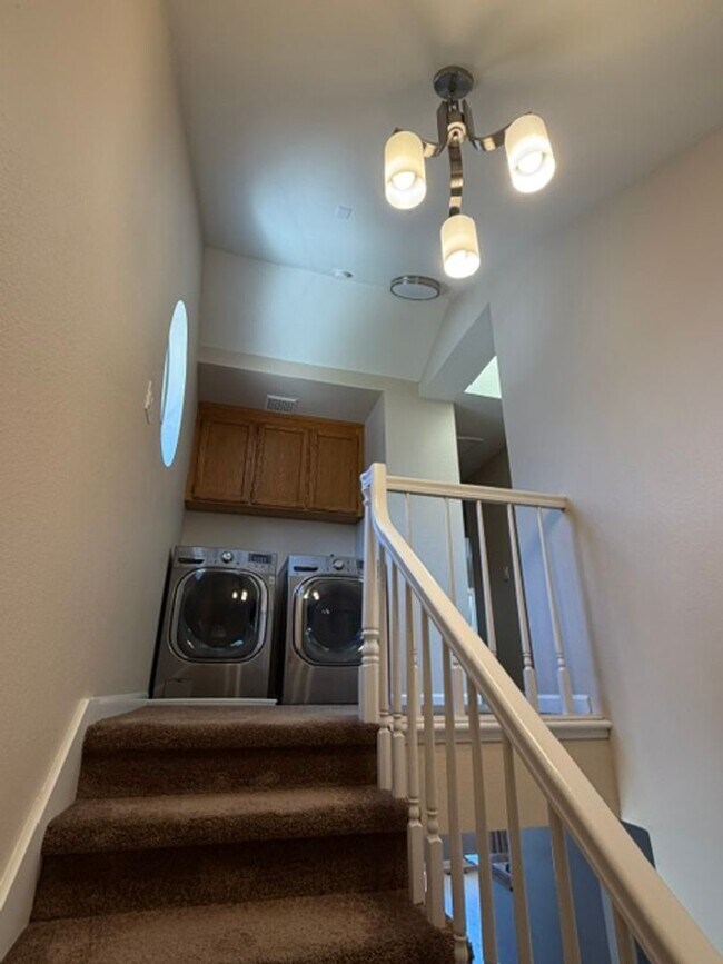 Building Photo - End unit in quiet Campbell location!