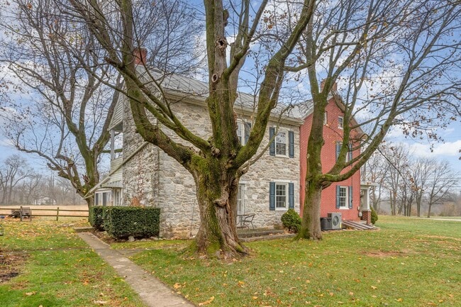 Building Photo - Beautiful updated 3/4 bedroom farmhouse