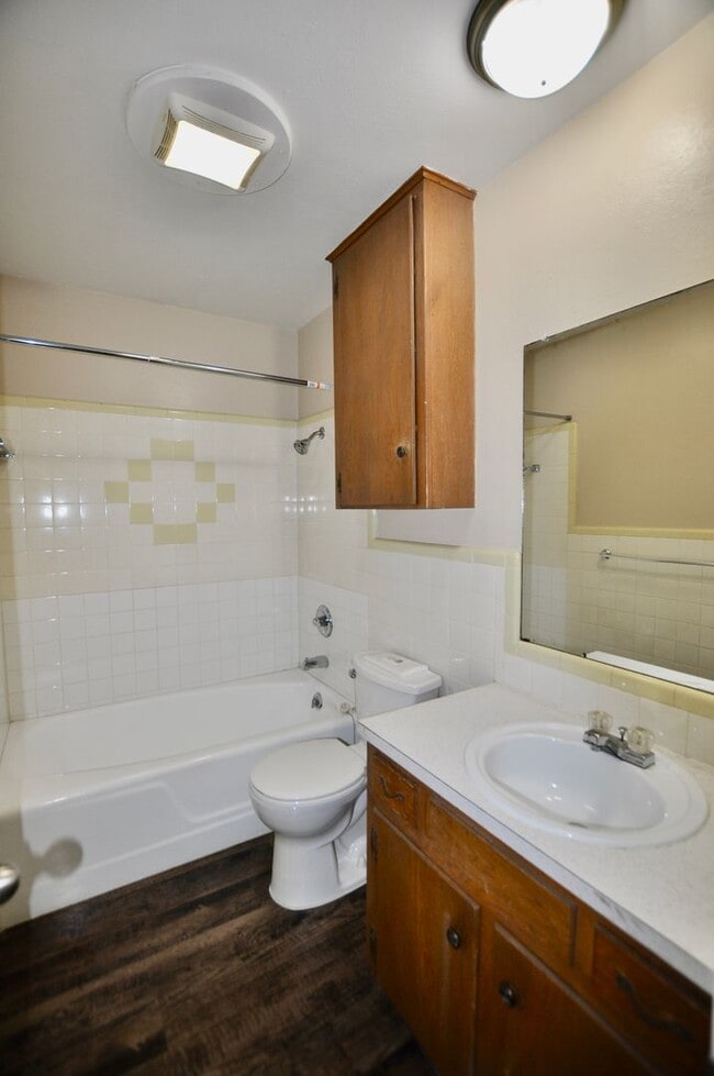 Building Photo - MOVE IN SPECIAL!! FOR LEASE! 1 Bedroom - 1 Bath - Town House Apartments!