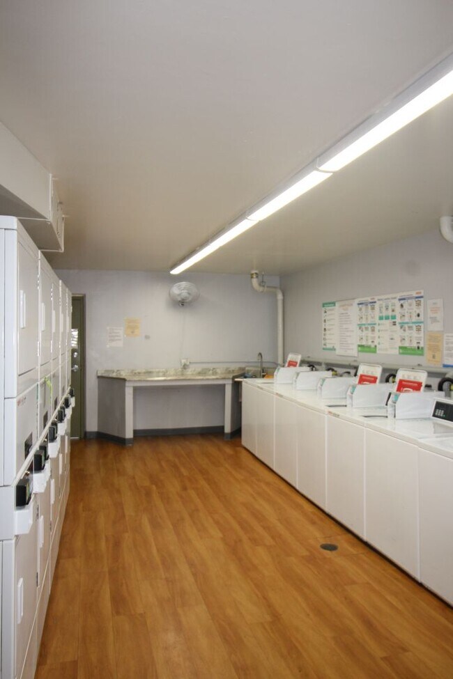 Building Photo - Beautifully upgraded 1 bedroom end unit!