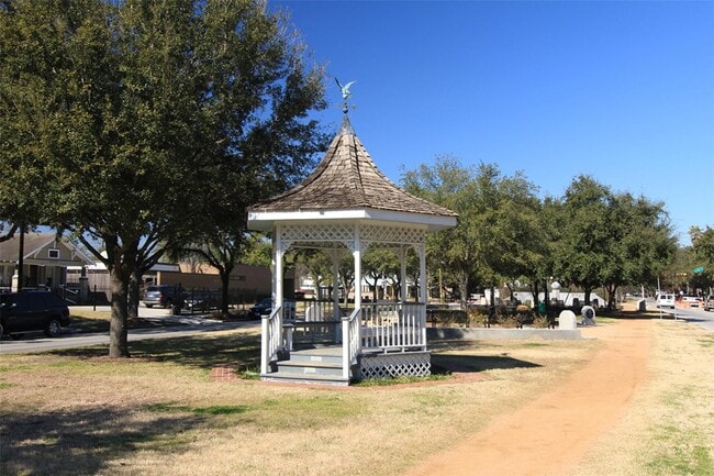 Building Photo - 1880 White Oak Dr