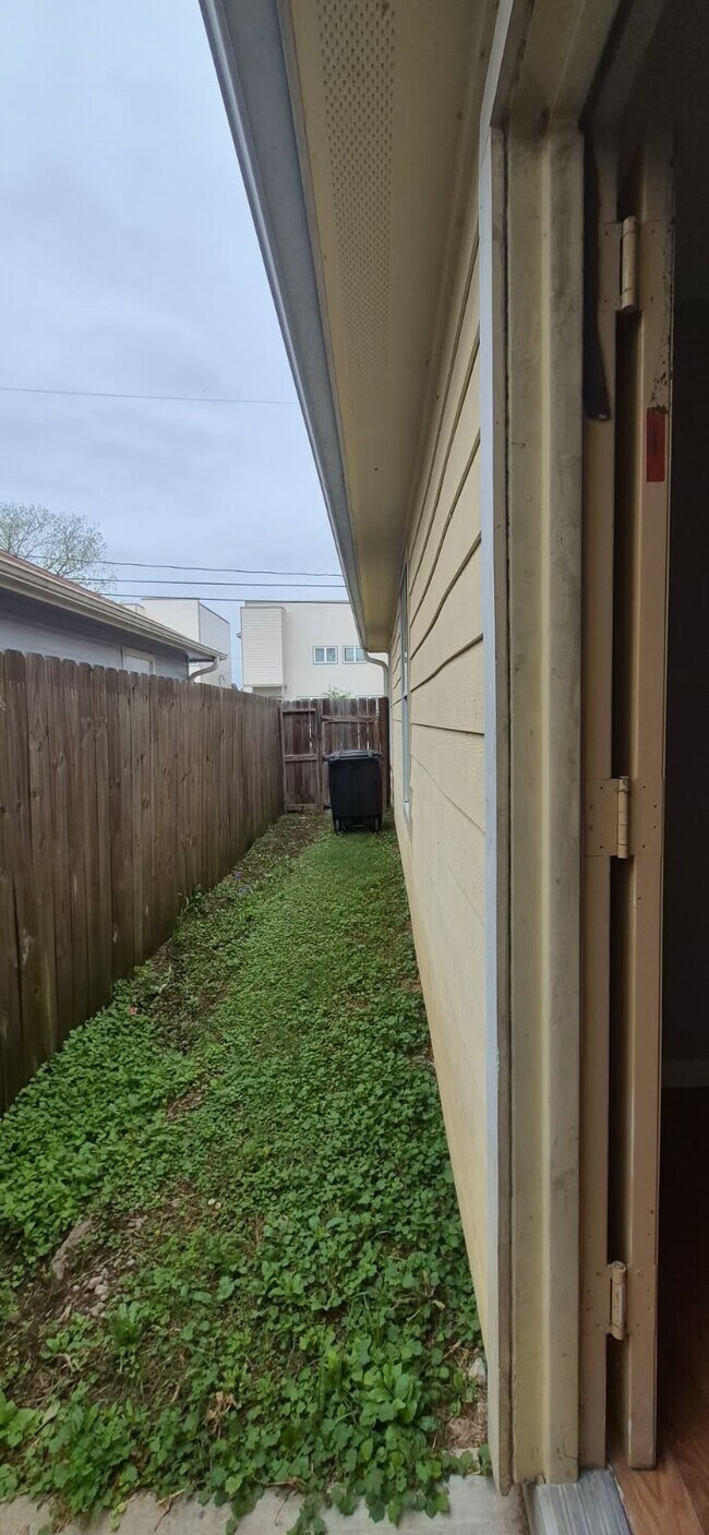 Building Photo - 9307 Coffee St