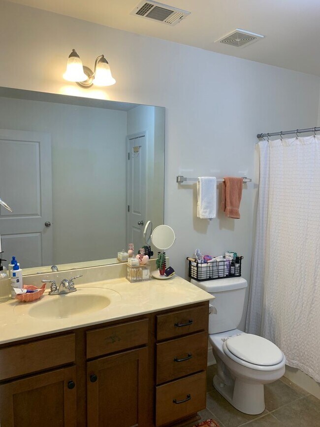 Building Photo - Four Bedroom Near Downtown Available for P...
