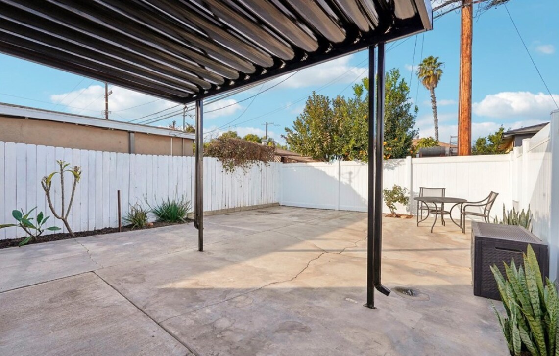 Building Photo - 313 E Silva St