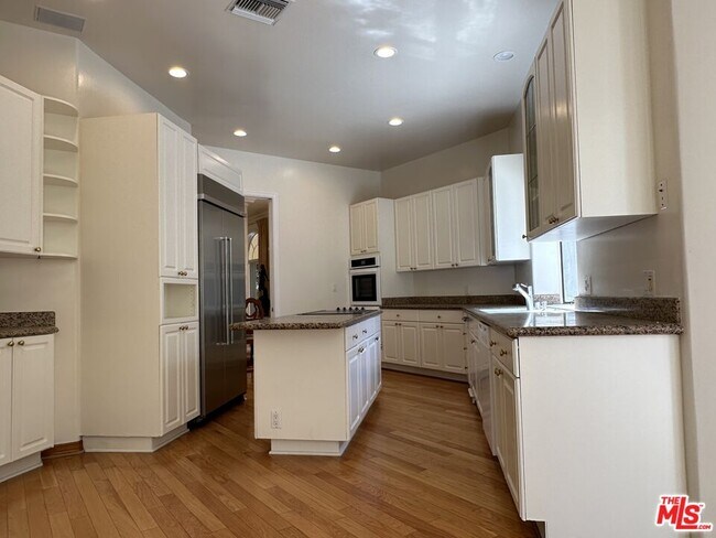 Building Photo - 623 Palisades Ave