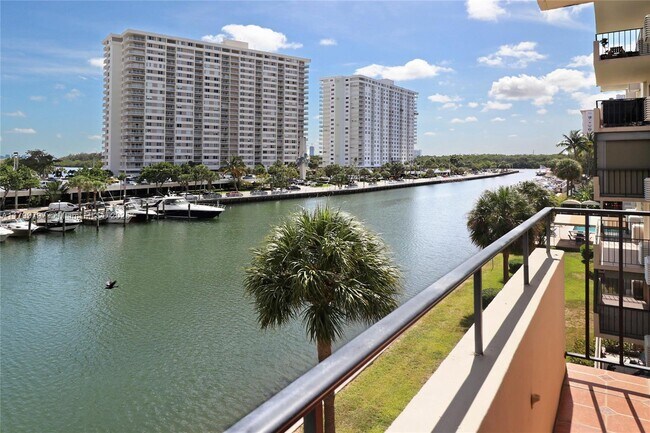 Building Photo - 220 Kings Point Dr