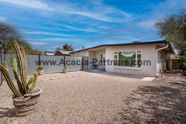 Building Photo - Two Bedroom Home with Guest House