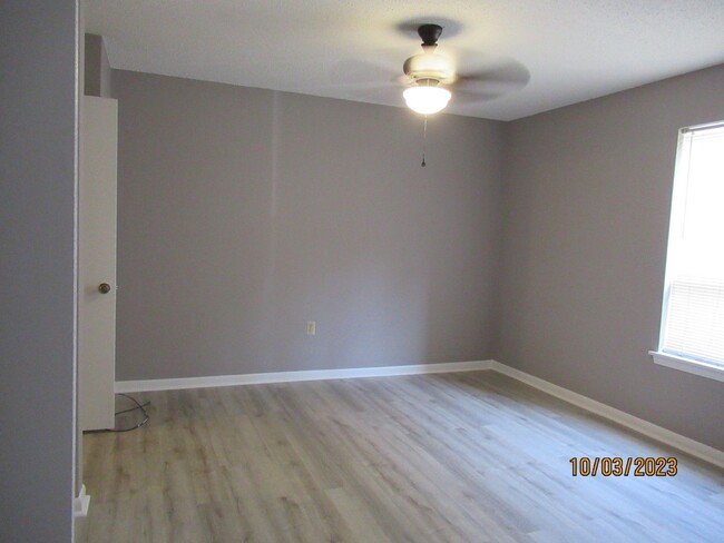 Building Photo - Willow Run- 2 bedroom/2 bath downstairs Ap...