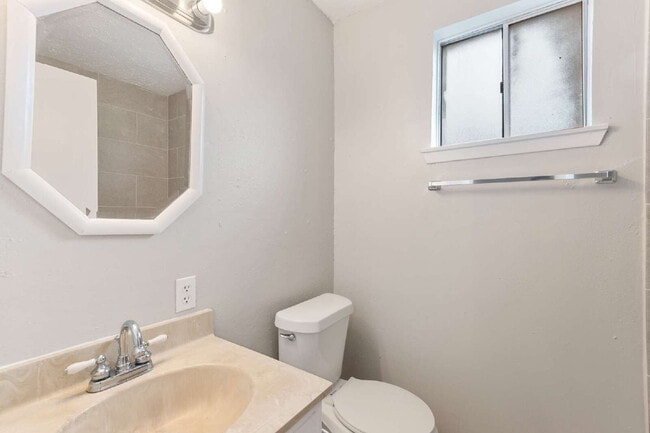 Building Photo - 743 Deercrest St