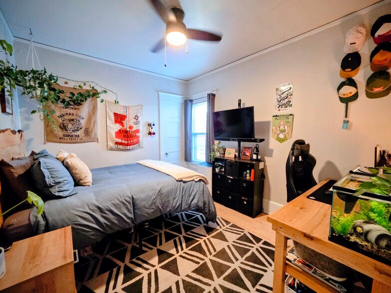 Building Photo - 3022 N Frederick Ave